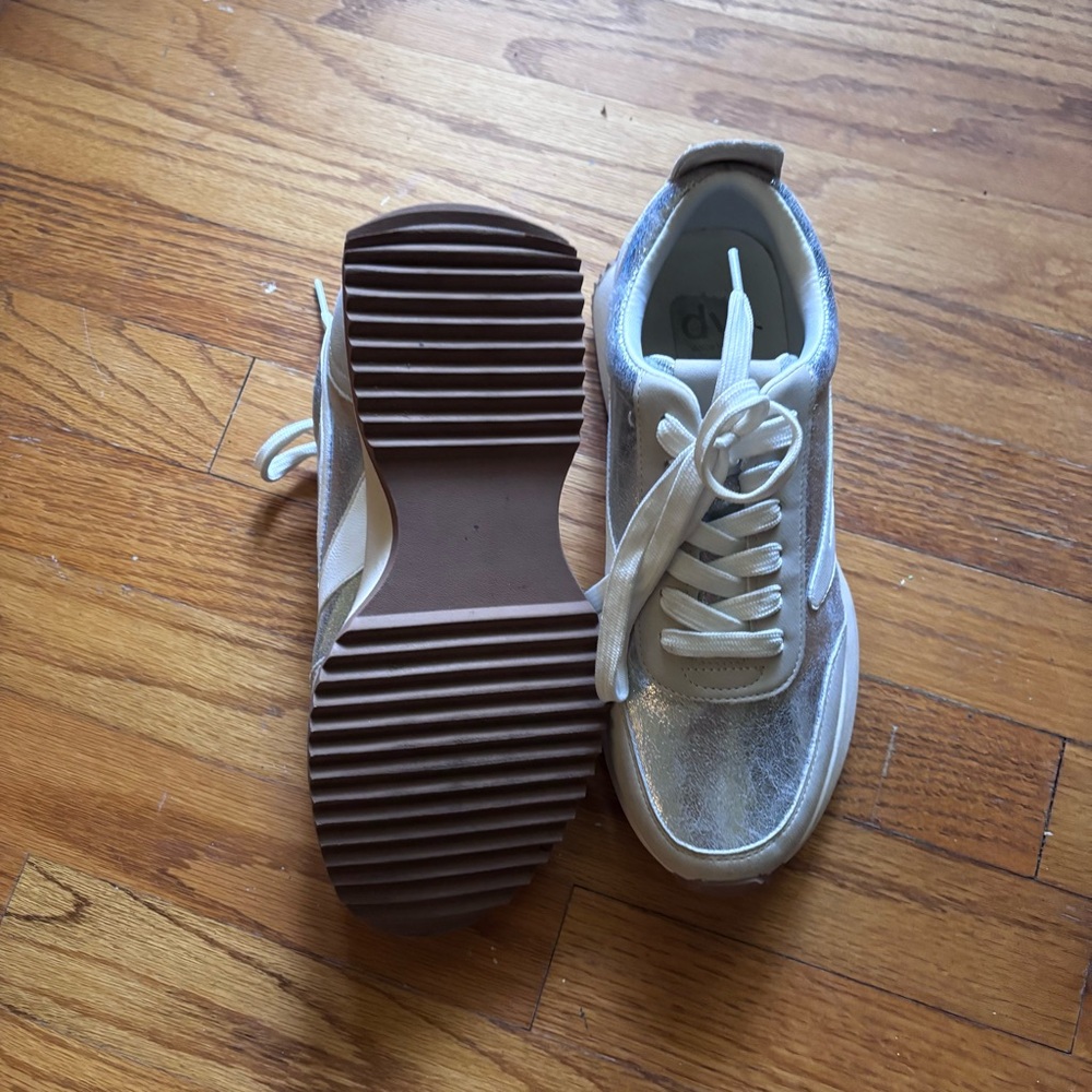 DV Dolce Vita Bynx Sneakers Silver Shiny Metallic 9 - Picture 4 of 4